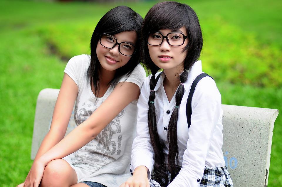 Deux jeunes asiatiques